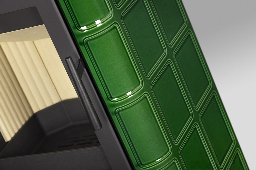 Soba lemne SIENA, usa cu panou verde din ceramica lucioasa, cu model in relief. Cadru negru, maner negru si interior crem.