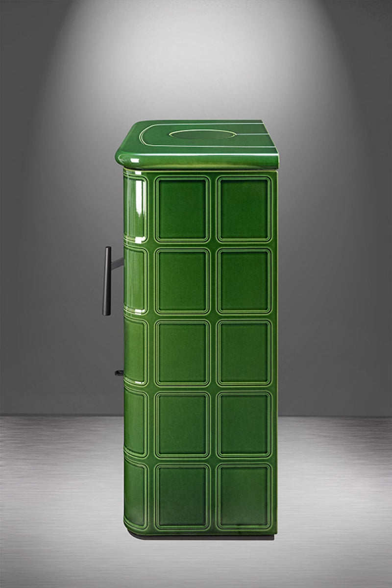 Soba lemne SIENA, dreptunghiulara, inalta, verde inchis, din placi ceramice lucioase cu model. Are un maner negru lateral si un element circular pe partea superioara.