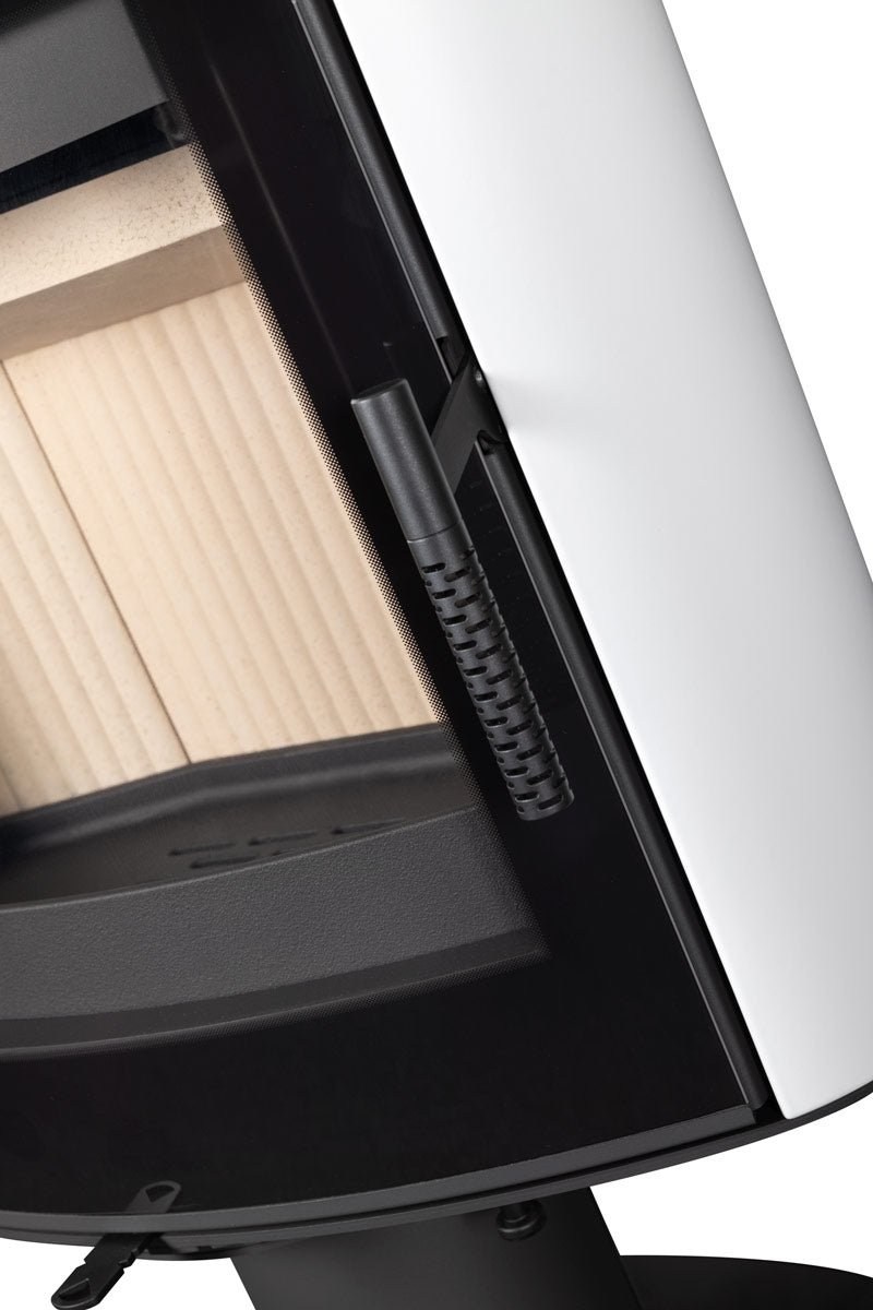 Soba lemne STROMBOLI T 10, corp alb curbat, usa cu rama neagra si geam mare. Maner negru perforat, interior focar cu placi bej.