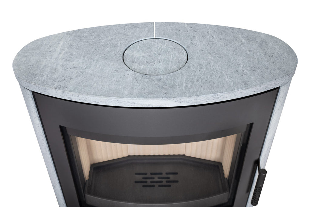 Soba lemne STROMBOLI T20, cu top oval din piatra gri si laterale conice. Usa metalica neagra cu geam mare, interior focar crem deschis, maner negru.