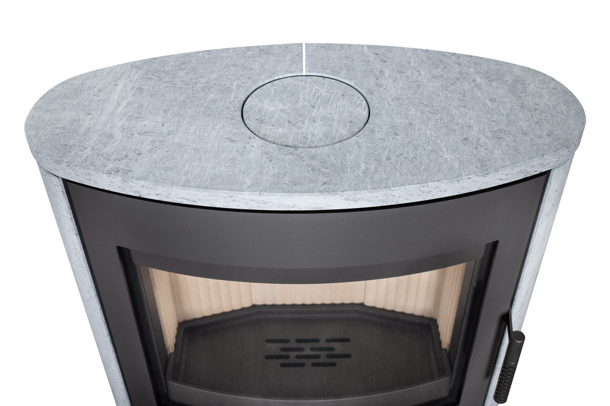 Soba lemne STROMBOLI T20, cu top oval din piatra gri si laterale conice. Usa metalica neagra cu geam mare, interior focar crem deschis, maner negru.