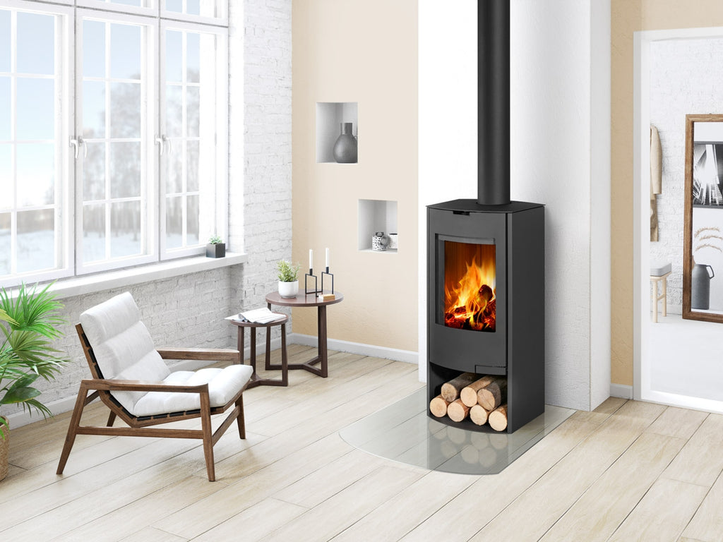 Soba lemne TALA N 01, neagra metalica, cu usa din sticla si foc vizibil. Spatiu integrat pentru lemne. Intr-un living modern, luminos, cu parchet.