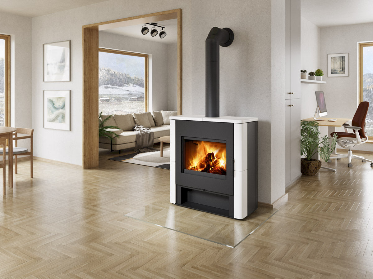 Soba lemne TELDE 10, moderna, metal negru si ceramica alba, cu geam mare, foc vizibil, cos de fum negru si placa de sticla. Living modern, luminos.