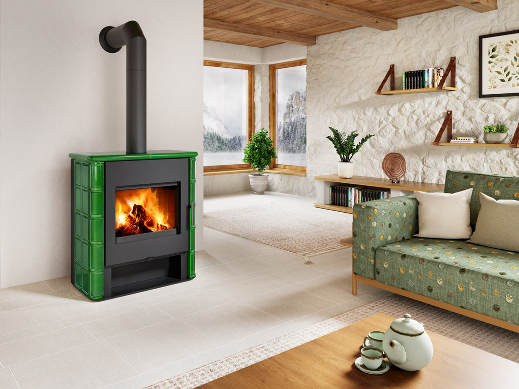 Soba lemne TELDE 11, dreptunghiulara, cu placi ceramice verzi si usa neagra cu geam prin care se vede focul. Amplasata intr-un living modern-rustic.