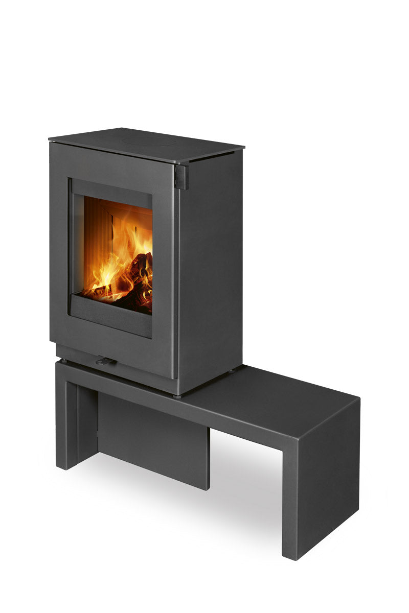 Soba lemne TEON P, din metal antracit, cu design compact, geam frontal cu foc vizibil si bancuta laterala integrata.